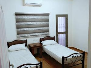 Aman Hostel客房内的一张或多张床位
