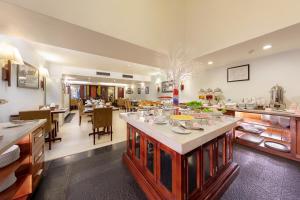 河内La Dolce Vita Hotel的厨房以及带餐桌和食物的用餐室。