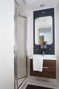 北安普敦Sunley Hotel的带淋浴、盥洗盆和镜子的浴室