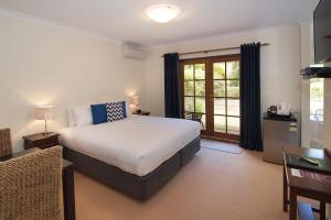 玛格丽特河平达旅馆的一间卧室设有一张大床和一个窗户。
