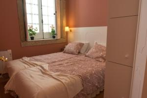 波尔图Oporto Center Clean & Cozy Apt 4的一间卧室配有一张床和镜子