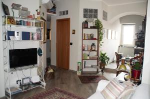 热那亚Ipazia House的带沙发和电视的客厅