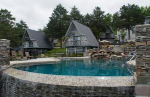 Alpine Lodge Resort内部或周边的泳池