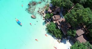 丽贝岛查丽娜山海滩度假酒店的和水中的人一起欣赏海滩的空中景色