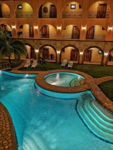 科隆科托德尔玛酒店的一座带游泳池的建筑中的室内游泳池