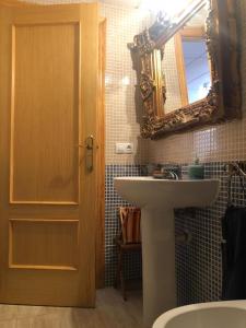 莱斯卡瑟斯-达尔卡纳Lo Chalet的一间带水槽、镜子和门的浴室