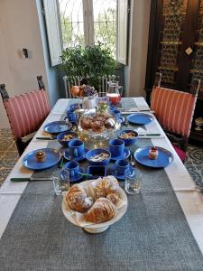 焦维纳佐B&B villa Maria的一张桌子上放着蓝色的盘子