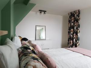 滨海图维列Duplex 50 m2 au pied des planches的一间卧室配有一张床和镜子