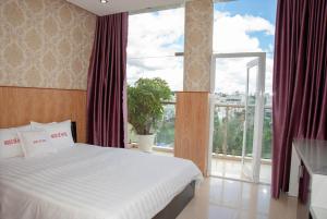 波来古市玉会酒店的一间卧室设有一张床和一个大窗户