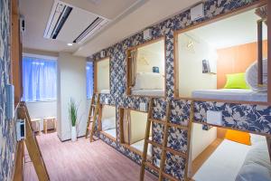 大阪感受大阪優酒店的宿舍间配有双层床。