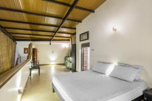 PannipitiyaVilla 47 Colombo的卧室设有白色的床和木制天花板。