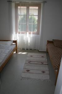Breitenbach-Haut-RhinMaison d'Alsace的一间卧室设有床、窗户和地毯。