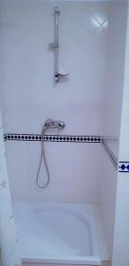 LamasCasa Rustica do Lagar的浴室设有浴缸和水龙头