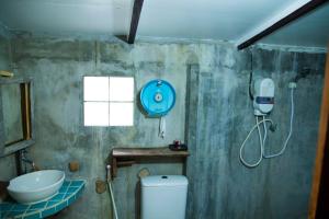象岛Ban_na的带淋浴、卫生间和盥洗盆的浴室