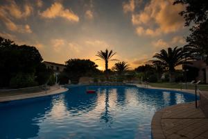 卡拉赛达露其德尔法罗酒店的一座享有日落美景的大型游泳池