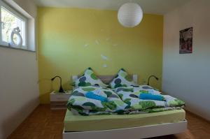 科斯费尔德Ferienwohnung Keull的一间卧室配有一张带绿色墙壁的床