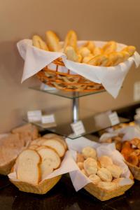 彼得罗波利斯彼得罗大酒店的桌上的一束面包和糕点