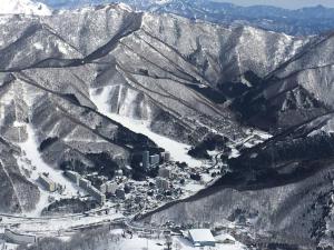 汤泽町Naeba Ski Resort & Fuji Rock的享有高山滑雪胜地的空中景致