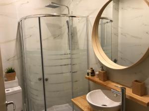 斯巴达Flight Apartments Airport by Airstay的带淋浴、盥洗盆和镜子的浴室