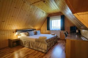 Białka Tatrzanska唐维波兹考维斯多罗塔克旅馆的小木屋内一间卧室,配有一张床