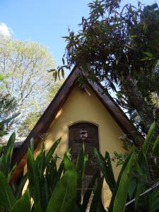 雅卡雷伊Chalé Rancho Aratama的茅草屋顶的小房子