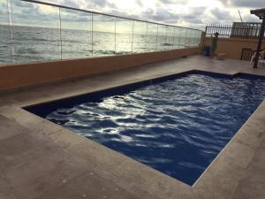 Apartamento Amoblado en Cartagena de Indias内部或周边的泳池