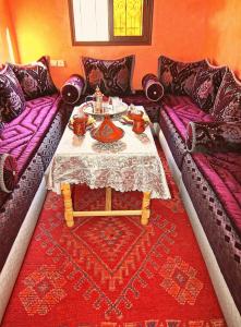 伊姆利尔Dar Amadine的客厅配有桌子和2张沙发