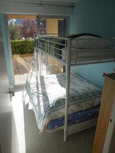 波尔尼谢Appartement T3 - 4 personnes - Face Océan - Thalasso的带窗户的客房内的双层床