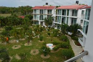 InāniInani Royal Resort的享有棕榈树庭院和房屋的空中景致