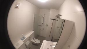 绍萨尔地区基策克Ferienhaus Leitner的带淋浴和卫生间的白色浴室