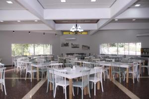 Bet AlfaBait Alfa Kibbutz Country Lodging的用餐室配有白色的桌子和白色的椅子