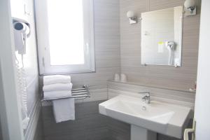 昂古莱姆昂古莱姆巴拉丁斯酒店的白色的浴室设有水槽和镜子