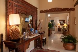 维拉西米乌斯西缪斯培拉亚酒店的客厅配有大镜子和桌子