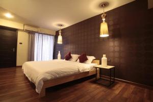 佛统Diary Suite的一间卧室配有一张大床和两个吊灯