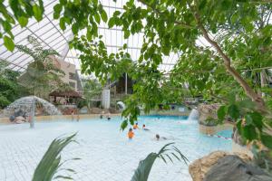 莫尔Hotel Kempense Meren by Sunparks的一座大型游泳池,里面设有人员