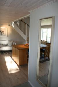 BlidsbergDrängstugan i Humla的客房设有书桌和带镜子的楼梯
