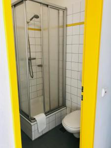 汉诺威Jugendherberge Hannover的一间带卫生间和玻璃淋浴间的浴室