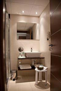 佩尼斯科拉艾斯特瑞拉德尔马尔酒店的一间带水槽、镜子和桌子的浴室