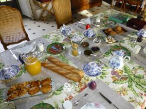 Lerné勒克洛斯沙维尼住宿加早餐旅馆的一张桌子,上面有桌布,上面有早餐食品