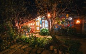 马拉里Orchards House - The Hidden Tribe的夜晚点亮的房屋