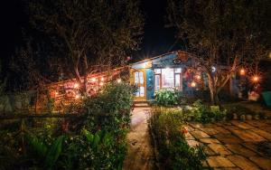 马拉里Orchards House - The Hidden Tribe的夜晚点亮的房屋