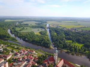 梅尔尼克Krejčovství的享有城镇和河流的空中景致