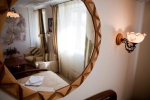 基辅Villa Oselya的镜子反射着带椅子和窗户的房间