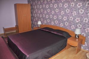 帕莫瑞Guest rooms Sveti Nikola的一间卧室配有一张带紫色床罩的床