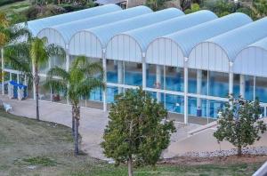 凯撒利亚Caesarea Vacation Rooms的一座大型建筑,前面设有一个游泳池