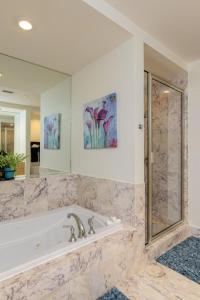 南帕诸岛Sapphire的大型浴室设有浴缸和淋浴。