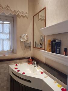 奥比丹Appart Bin Elouidane的一间带水槽和镜子的浴室