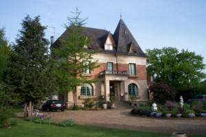 Saint-Félix莱斯艾瑞斯别墅酒店的前面有停车位的房子