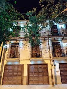 危地马拉Cayalito Apart Hotel的两套车库门的建筑