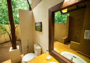 锡吉里亚皮杜兰加拉幽境酒店的一间带水槽、卫生间和镜子的浴室